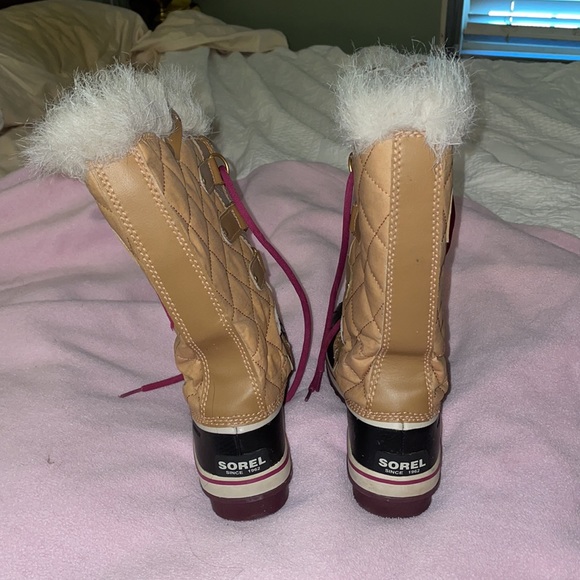 Size 7 Sorel boots - Picture 3 of 5